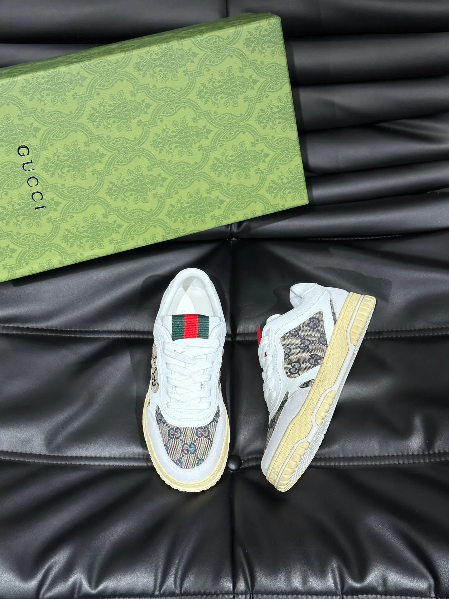 p480 Men's Men's Shoes Gucc*Gucci Re-Web series👫Couple's webbed leather sneakers, as the first sneakers created by Sabato De Sarno for Gucci, the Re-Web series reinterprets the brand's classic stripes, and sets off the modern silhouette design with bold and unique details. This shoe is crafted from iconic classic GG canvas and white leather. This new sneaker is ingeniously decorated with many of the brand's classic details, and is equipped with a bright red and green webbing tongue, which will make people fall in love at first sight. Yuan Size: Female 35-40 Male 39-44 (can be customized to 45, 46